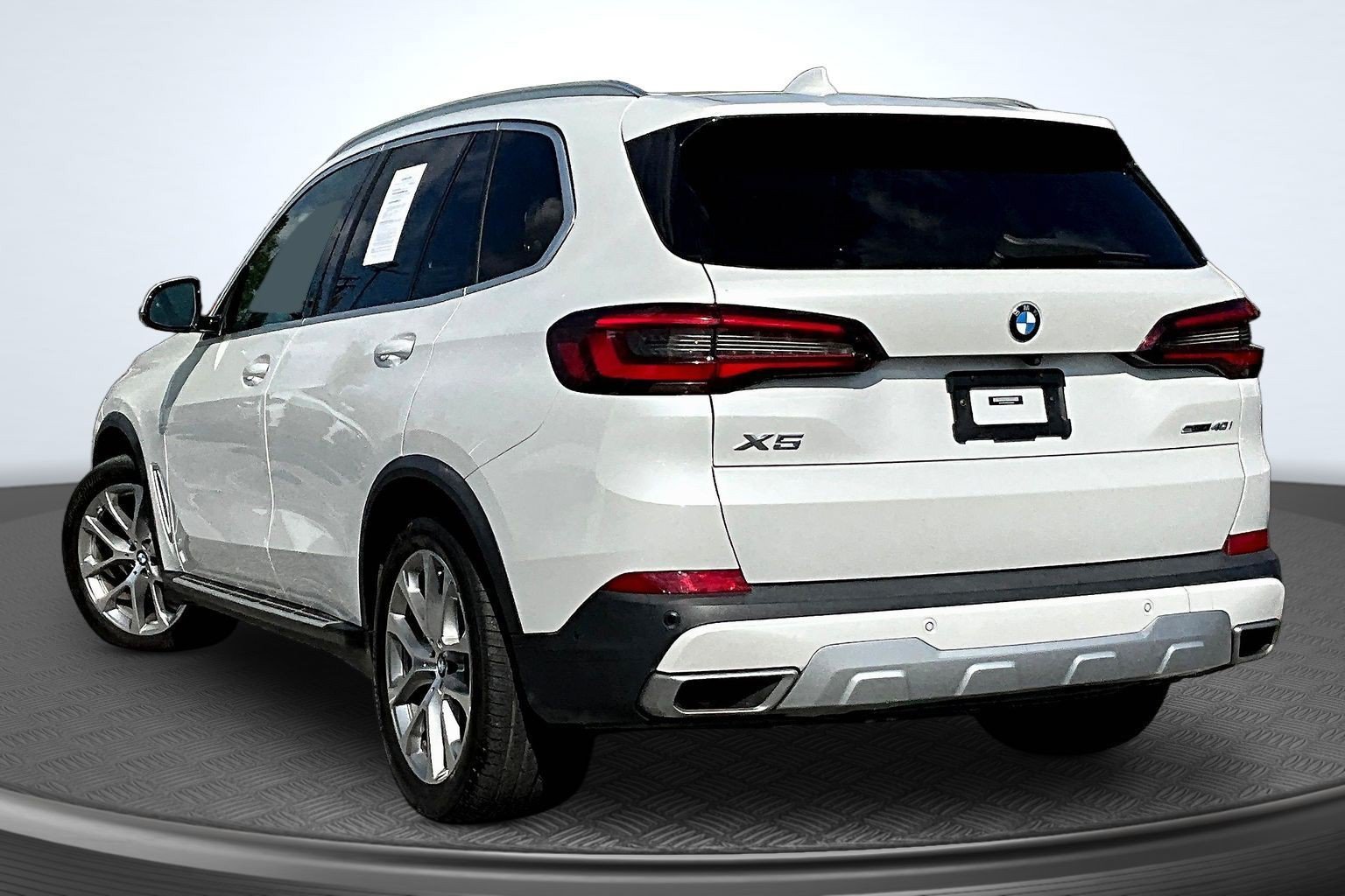 Used 2021 White BMW sDrive40i image 3