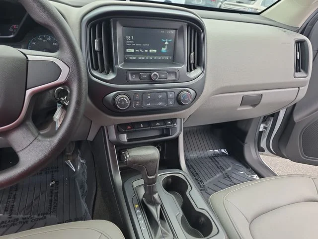 Used 2017 White GMC Base image 21
