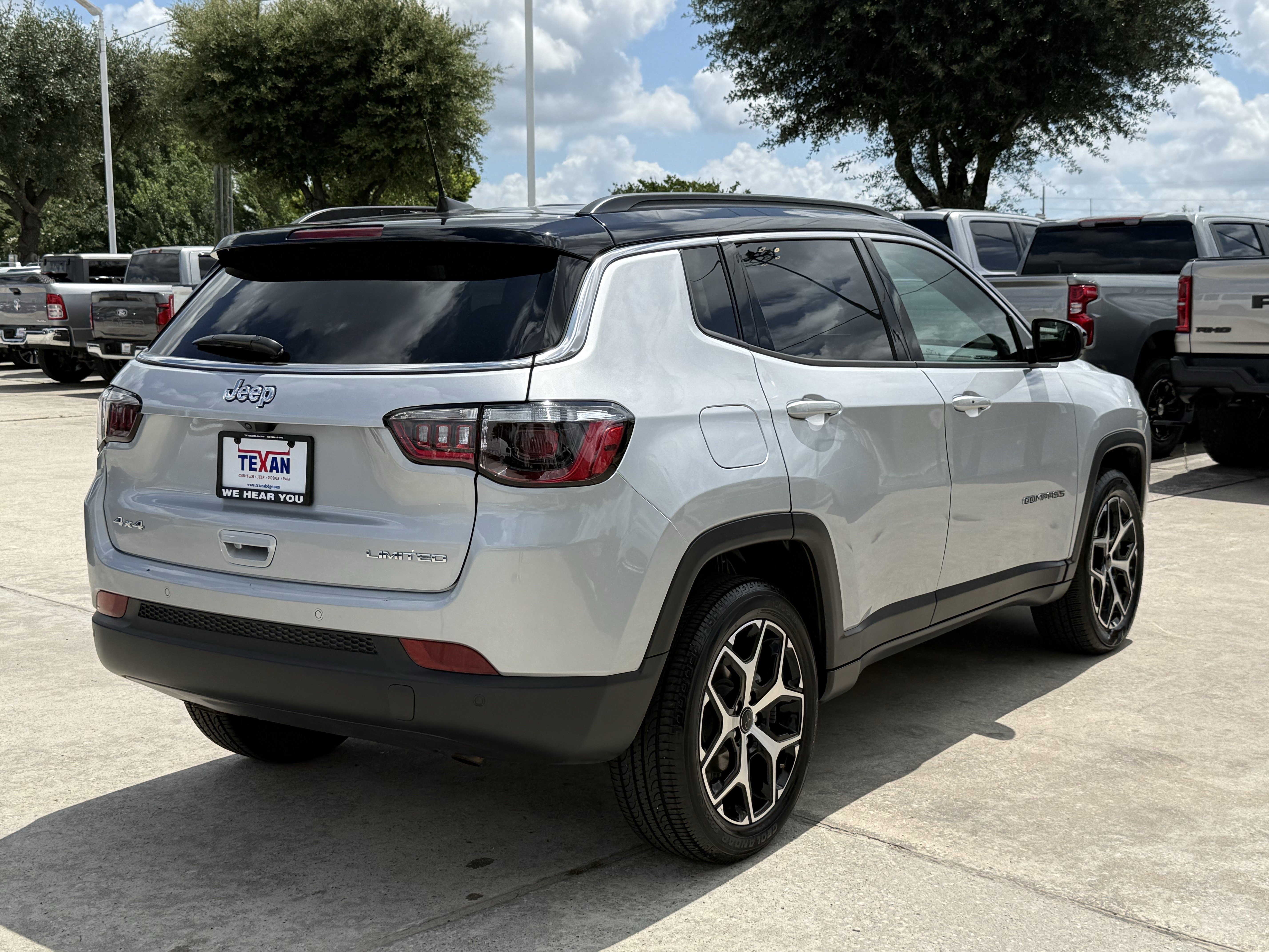 Used 2025 Silver Zynith Metallic Clearcoat Jeep  image 4