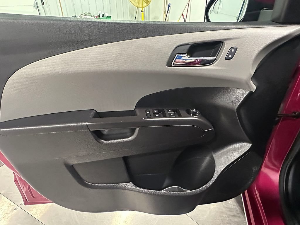 Used 2014 DEEP MAGENTA METALLIC Chevrolet LT image 18