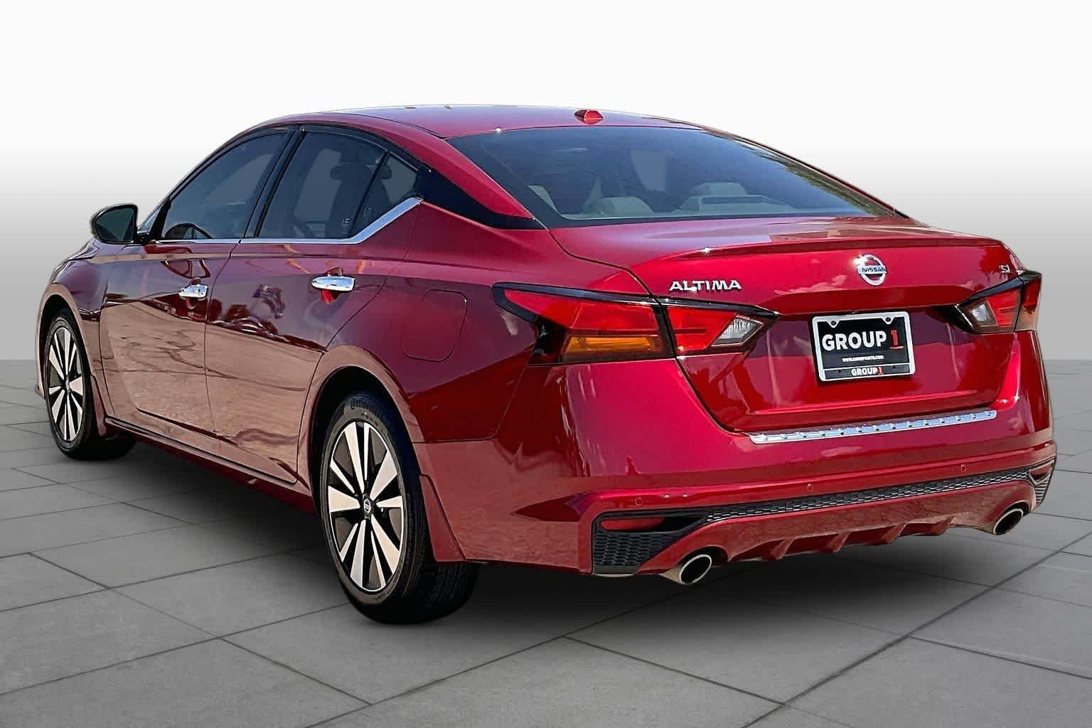 Used 2022 Scarlet Ember Nissan 2.5 SL image 12