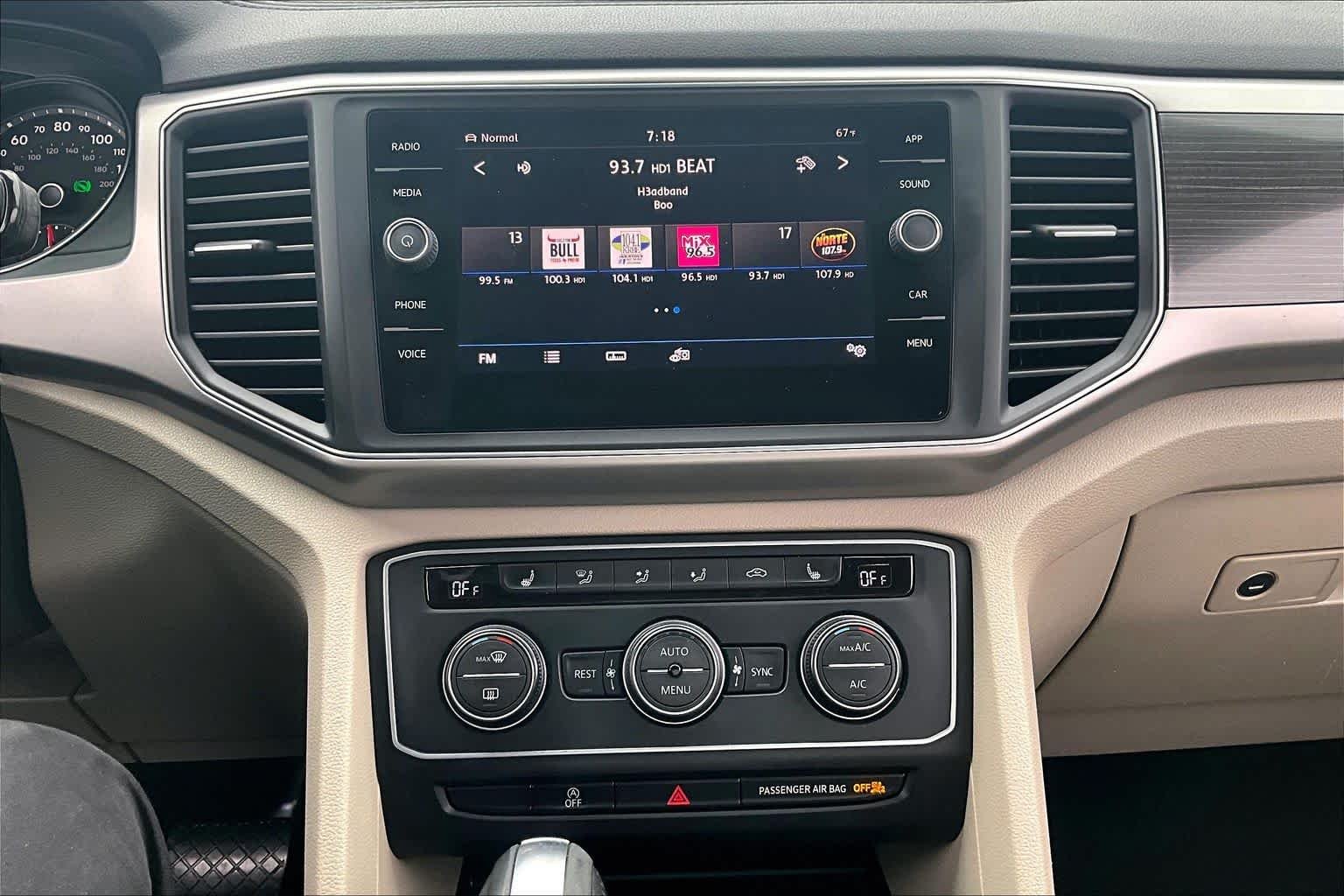 Used 2019 Deep Black Pearl Volkswagen 3.6L V6 SE w/Technology image 34