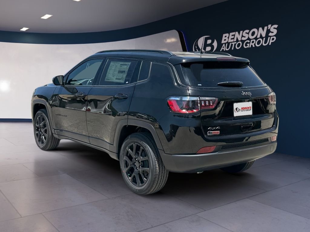New 2026 Diamond Black Crystal Pearl-Coat Exterior Paint Jeep Latitude image 3