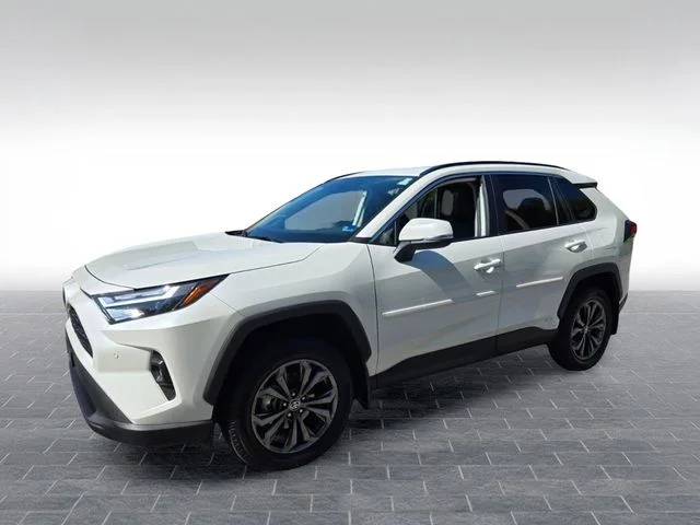 Used 2022 White Toyota XLE Premium image 3