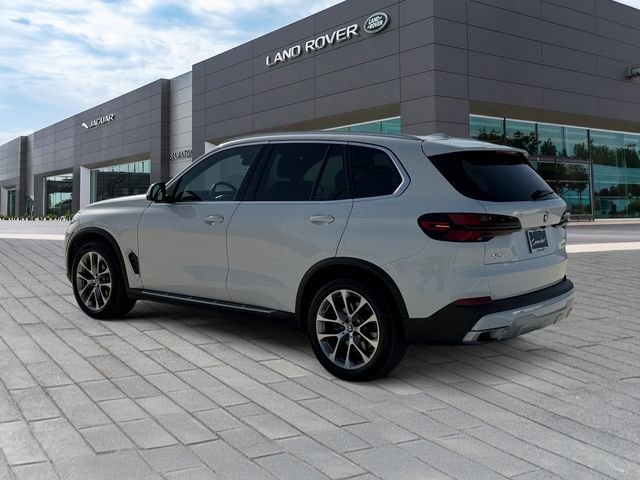 Used 2026 White BMW sDrive40i image 3