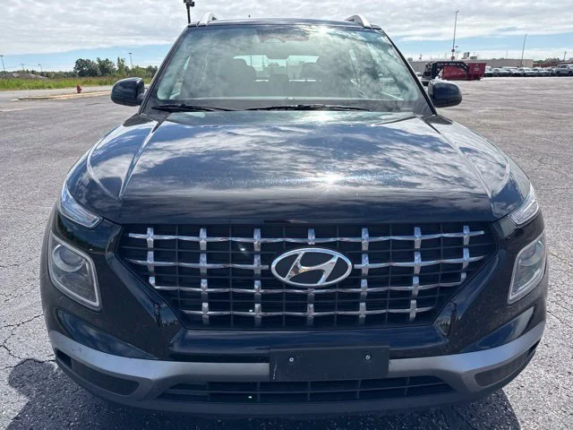 Used 2025  Hyundai SEL image 2