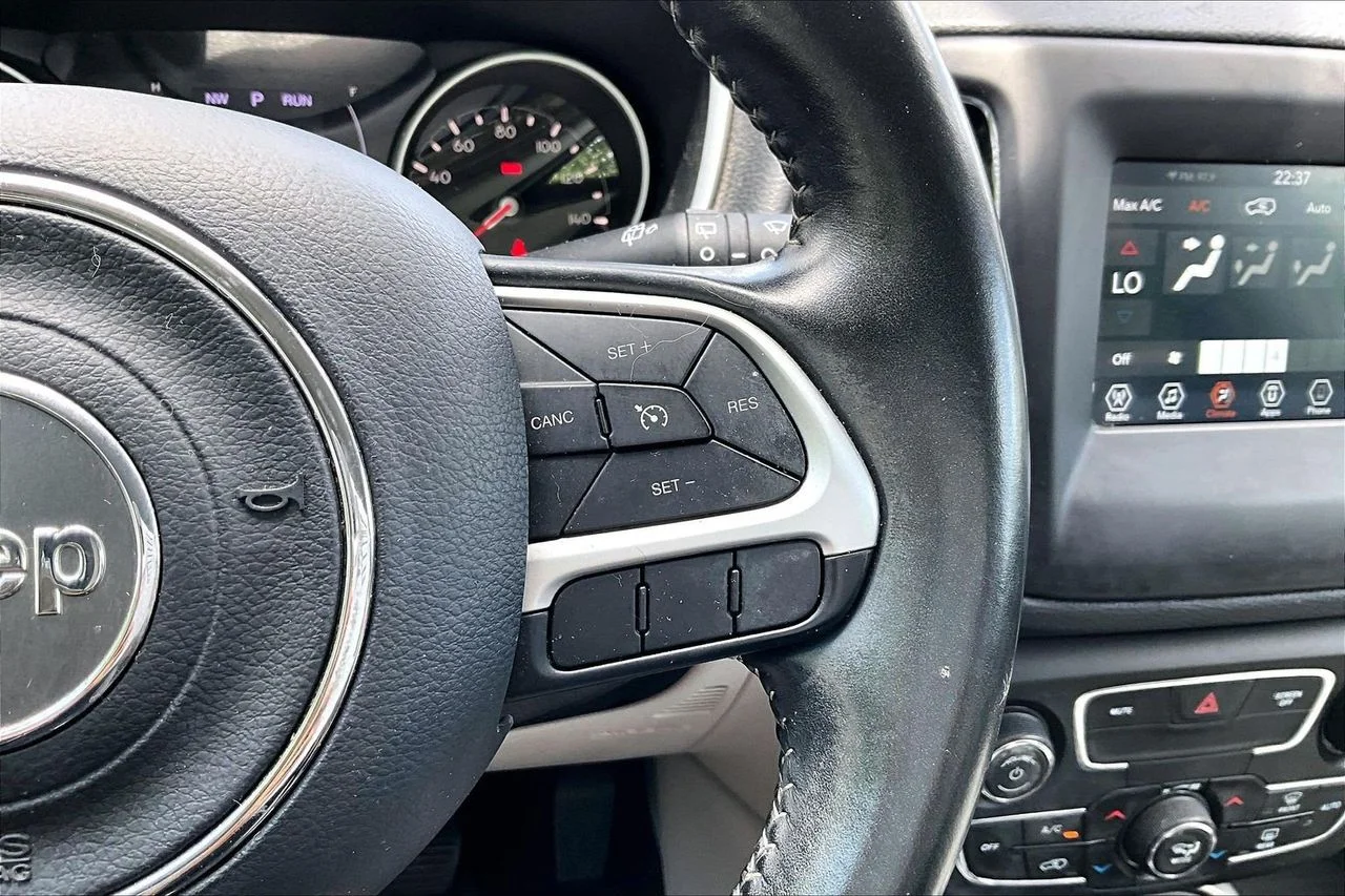 Used 2019 Silver Jeep Latitude image 29