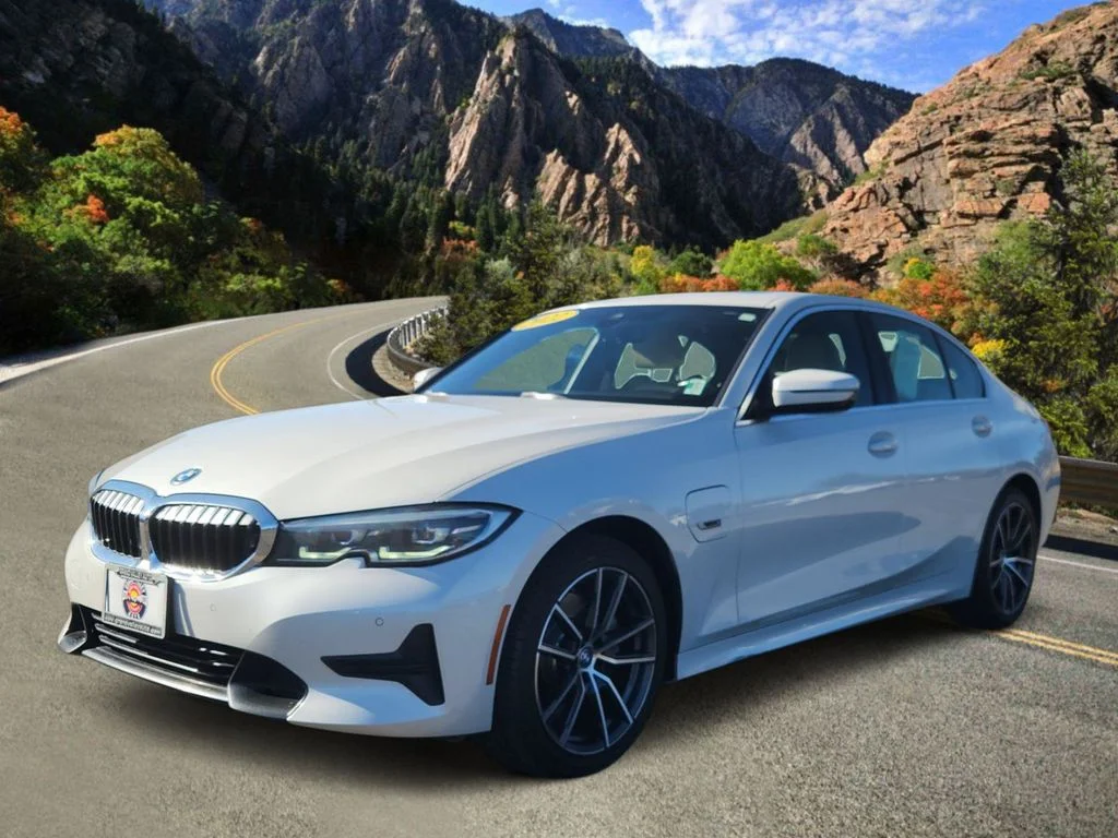 Used 2022 White BMW 330e xDrive image 5