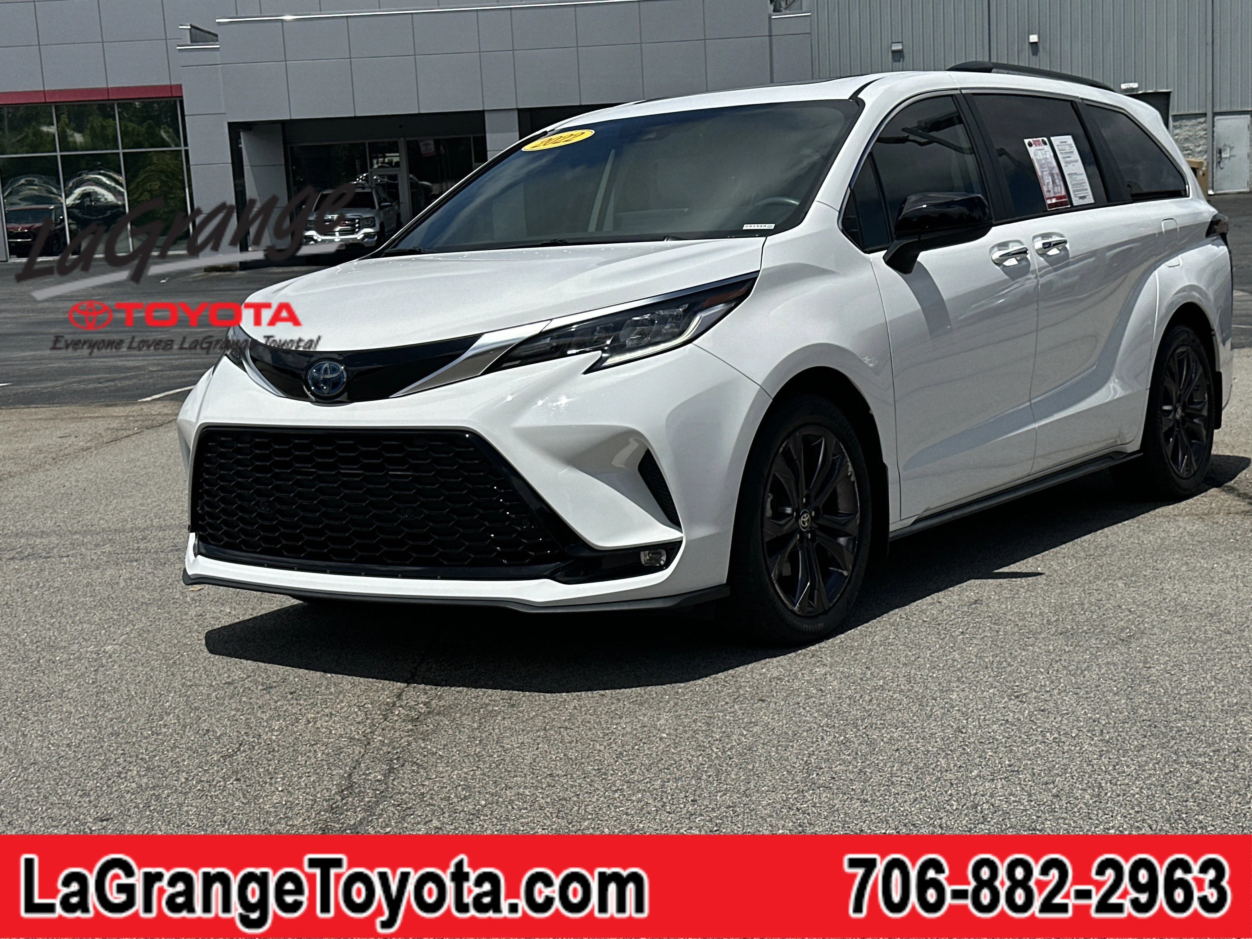 2022 Toyota Sienna XSE 7-Passenger Hybrid FWD's photo