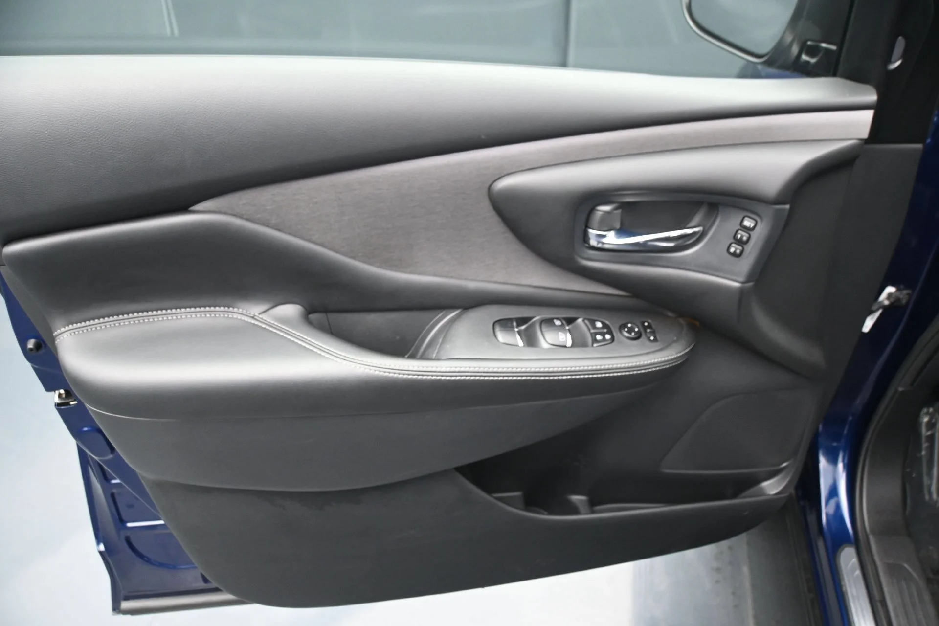 Used 2020 Deep Blue Pearl Nissan SL image 18