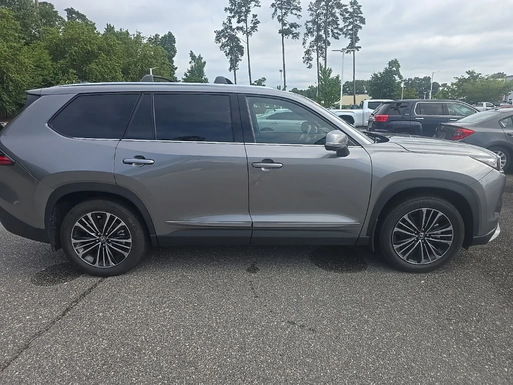 Used 2025  Toyota  image 4