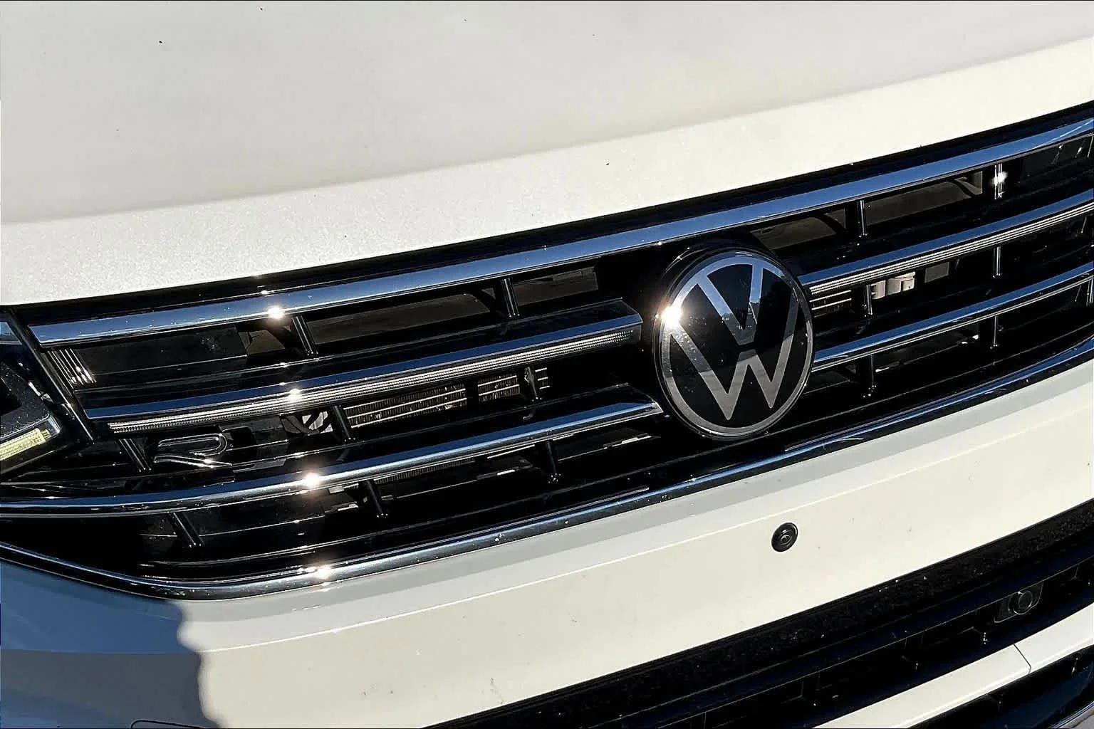 Used 2022 Oryx White Pearl Volkswagen SEL R-Line image 30