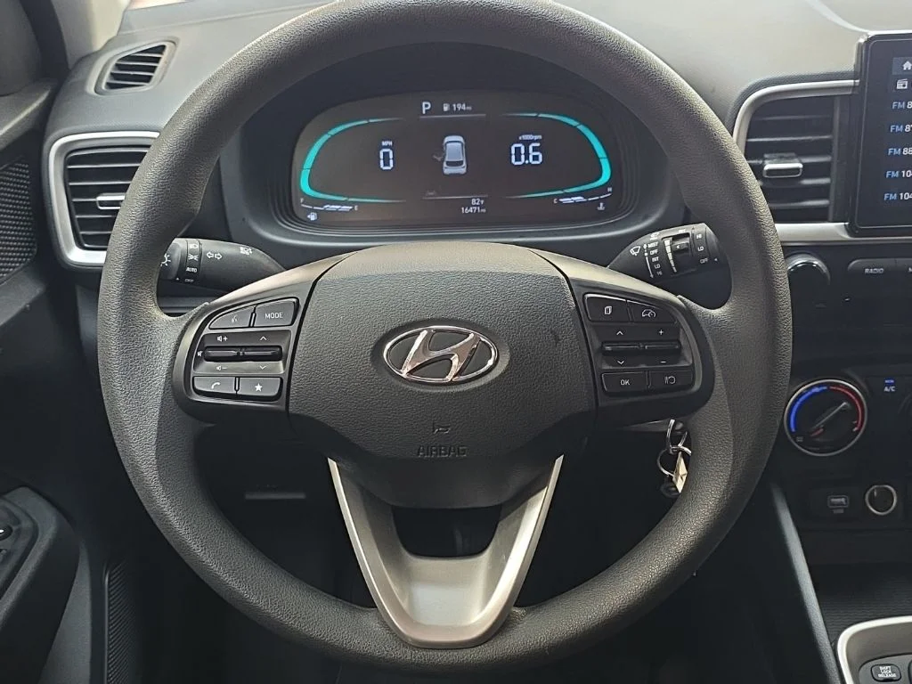 Used 2025 Lunar White Hyundai SE image 15