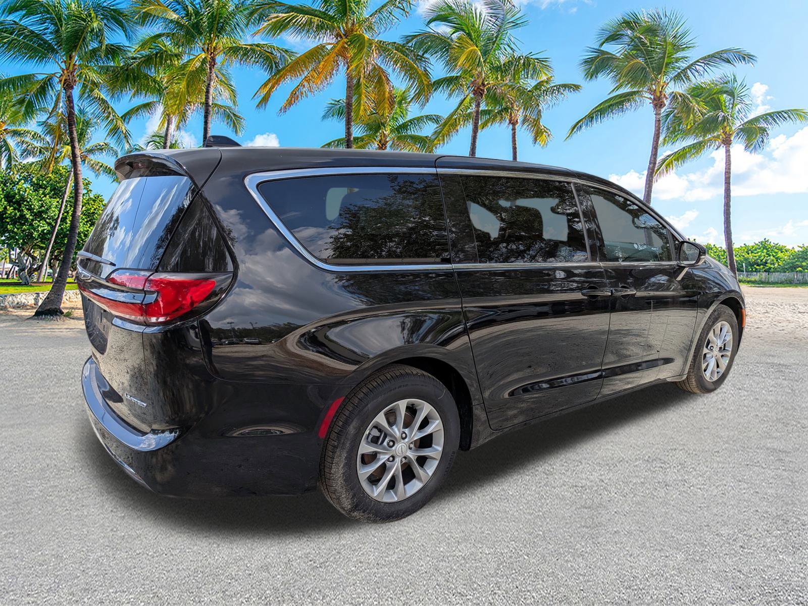 New 2026 Diamond Black Crystal Pearl-Coat Exterior Paint Chrysler Limited image 3