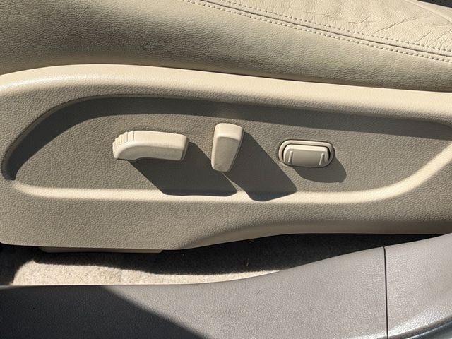 Used 2012 White Nissan LE image 30