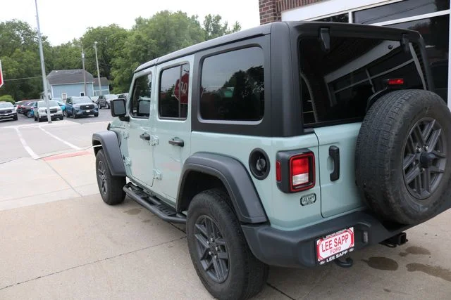 Used 2024 Earl Clearcoat Jeep Sport S image 27