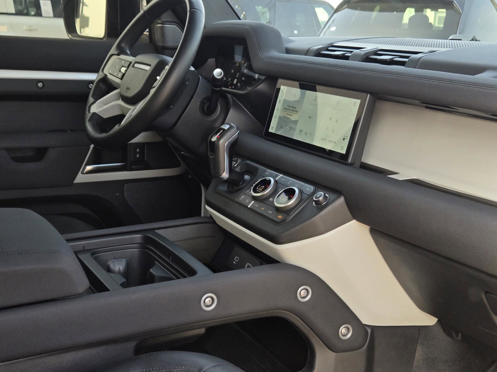 Used 2023 Fuji White Land Rover SE image 30