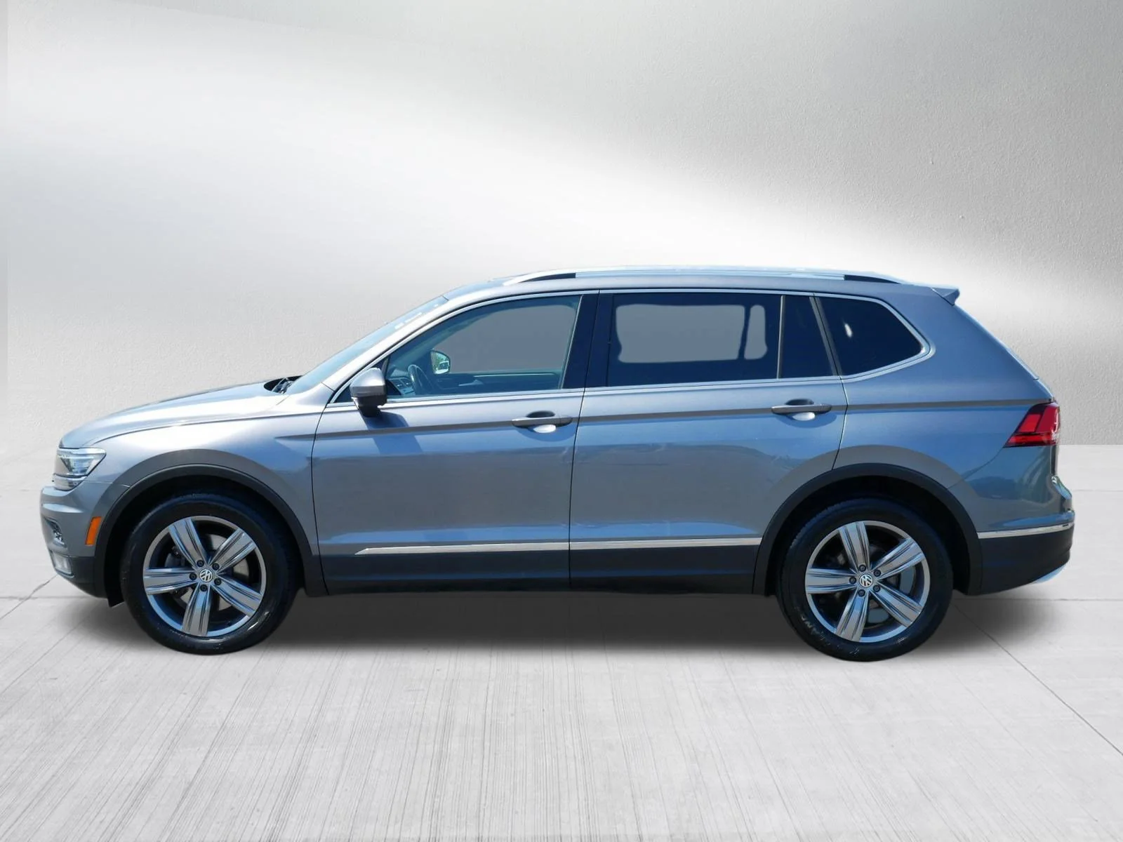 Used 2019 Platinum Gray Metallic Volkswagen SEL Premium image 4