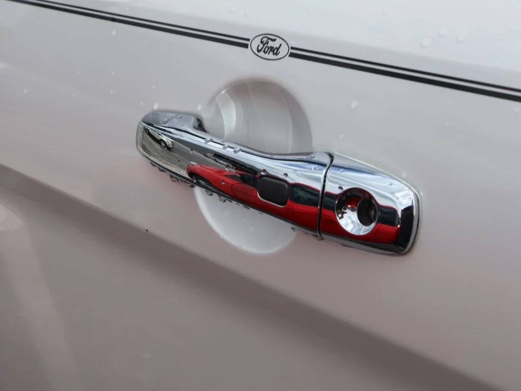 Used 2014 White Platinum Clearcoat Metallic Ford Limited image 20