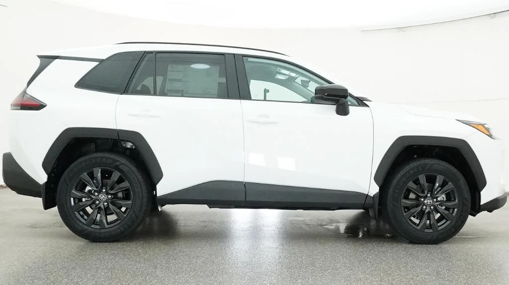 New 2026 Ice Cap Toyota XLE Premium image 9