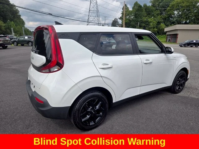 Used 2022 White Kia LX image 9