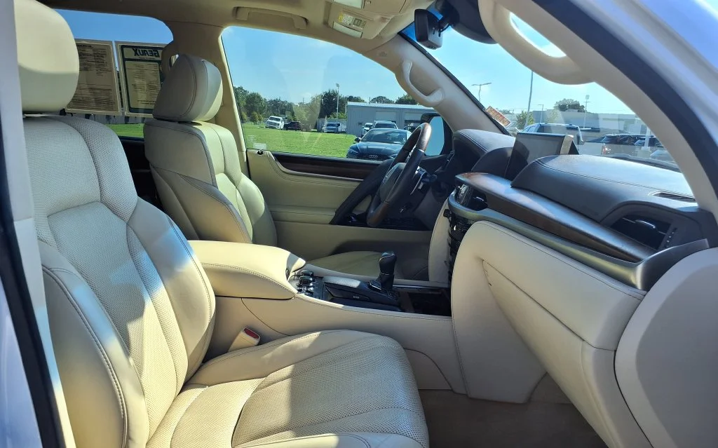Used 2021 White Lexus 570 image 21