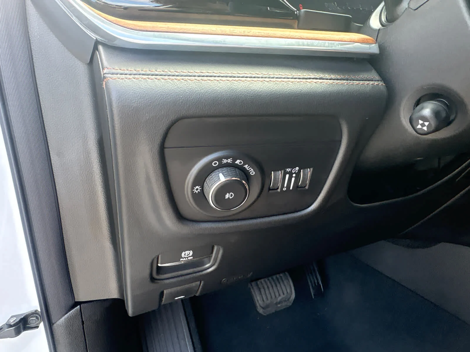 New 2026 Bright White Clear-Coat Exterior Paint Jeep Summit image 21