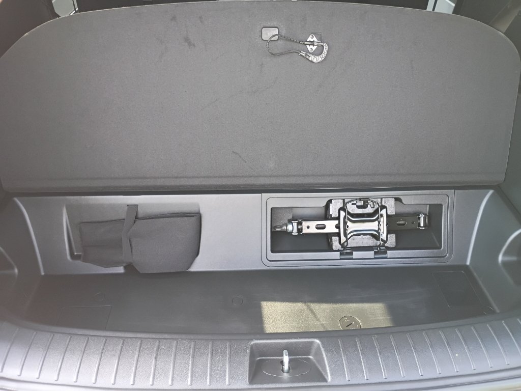 Used 2025  Hyundai SEL image 36