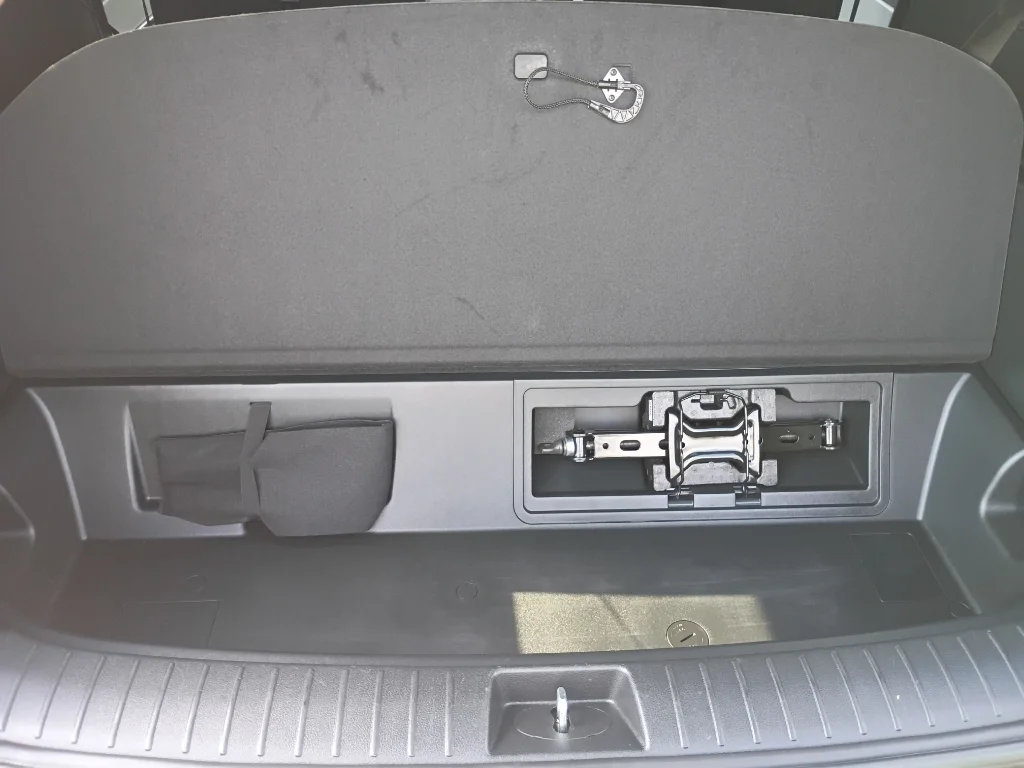 Used 2025  Hyundai SEL image 36