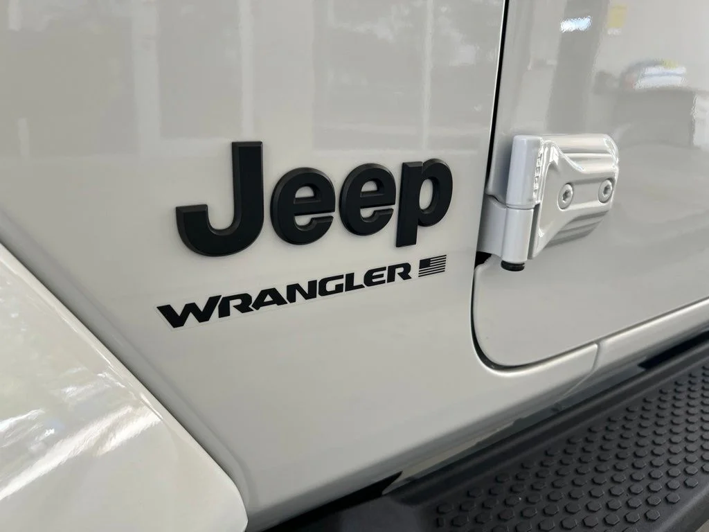 Used 2025 White Jeep Sahara image 15