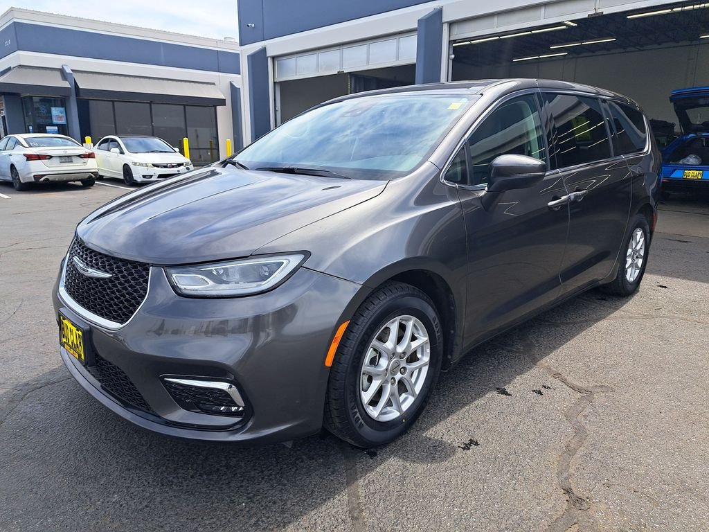 2023 Chrysler Pacifica Touring L's photo