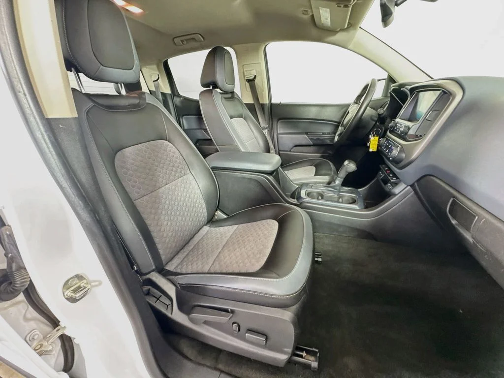 Used 2015 White Chevrolet Z71 image 34