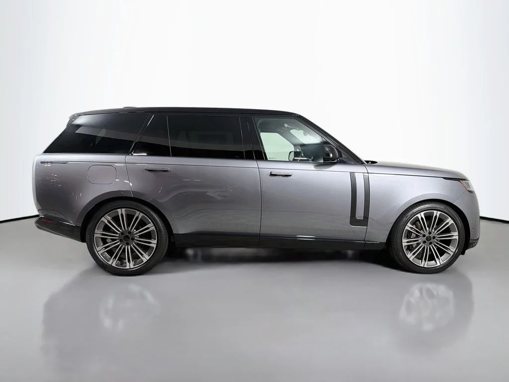 New 2026 Eiger Grey Land Rover SE image 4