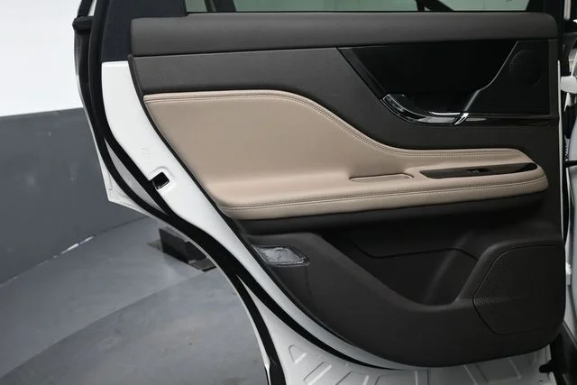 Used 2023 Pristine White Lincoln Standard image 22