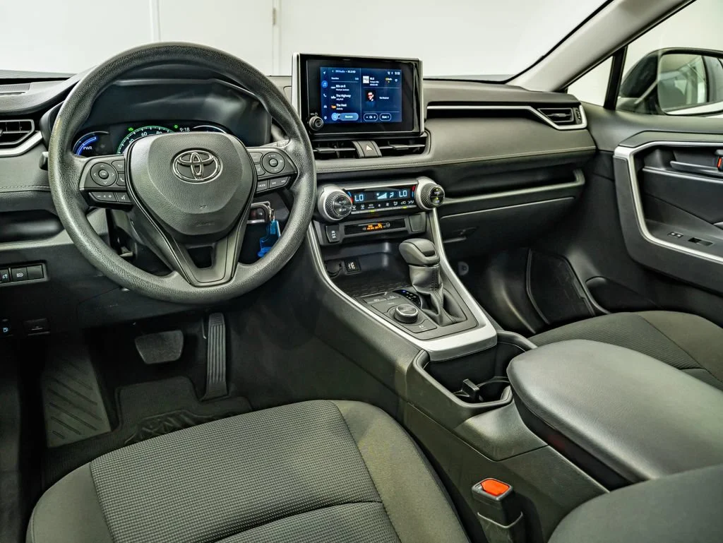 Used 2025 Ice Toyota LE image 30