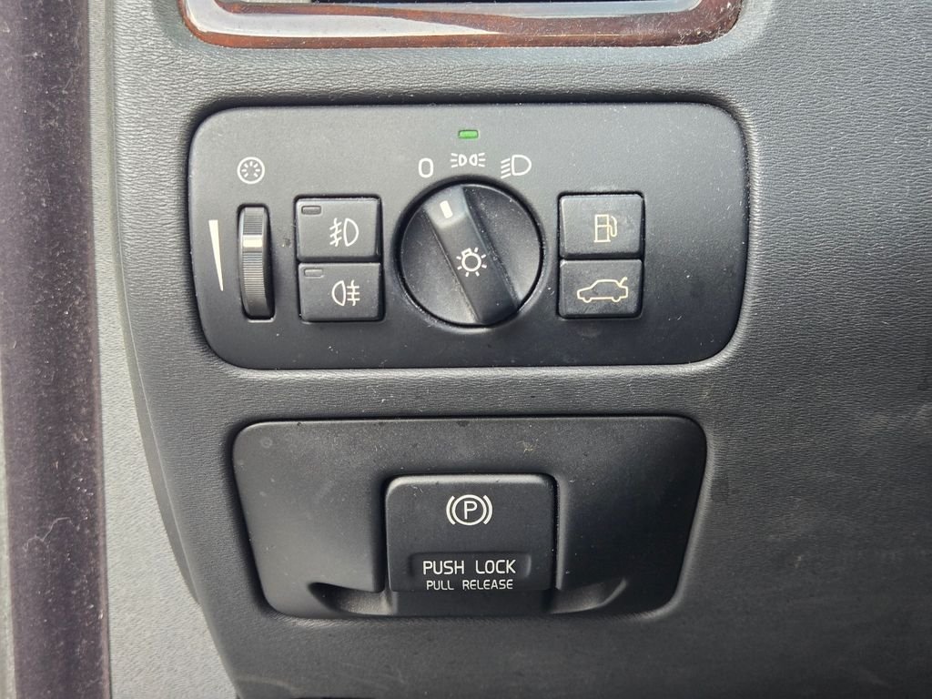 Used 2012 White Volvo 3.2 image 23