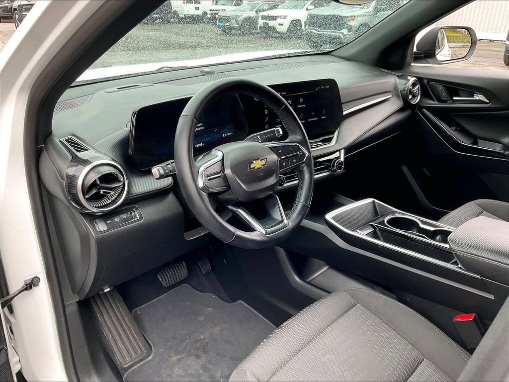 Used 2025 White Chevrolet LT image 8