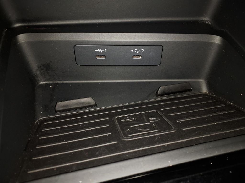 Used 2024  Audi 40 Premium image 25