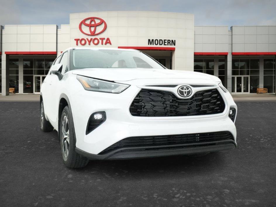 New 2026 Wind Chill Pearl Toyota Hybrid XLE image 2