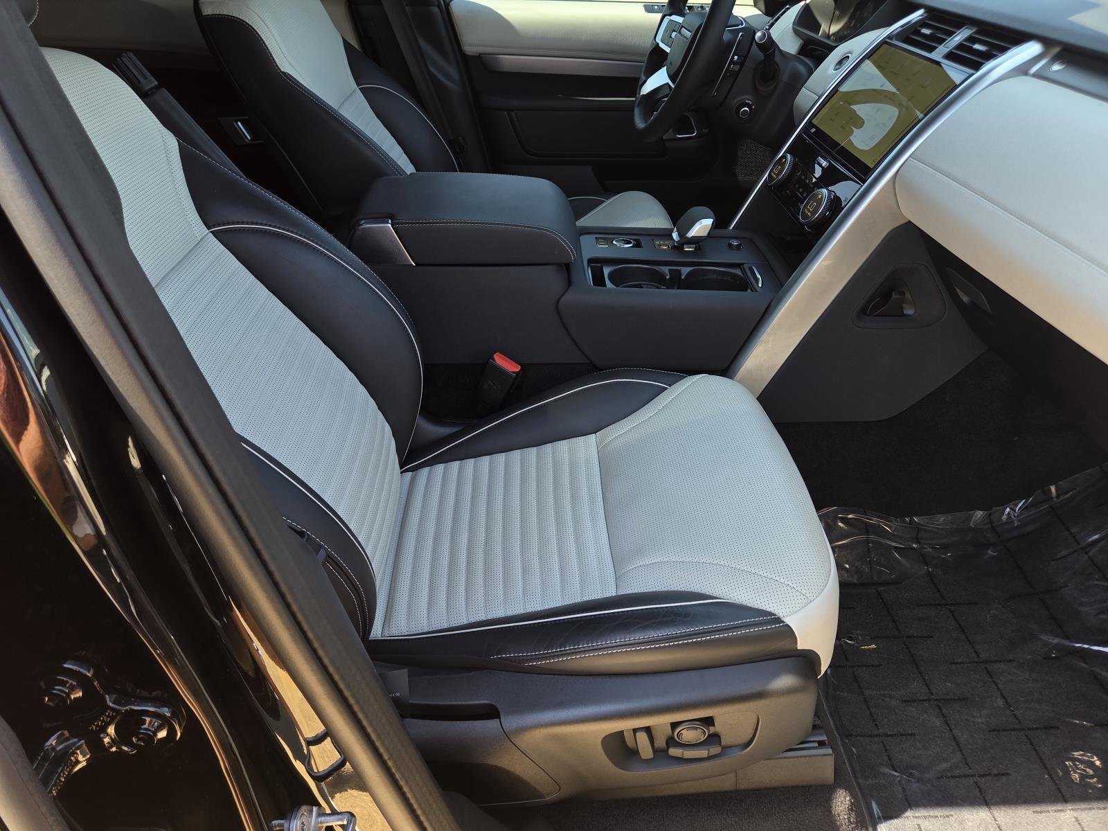 Used 2024 Santorini Black Metallic Land Rover Dynamic SE image 39