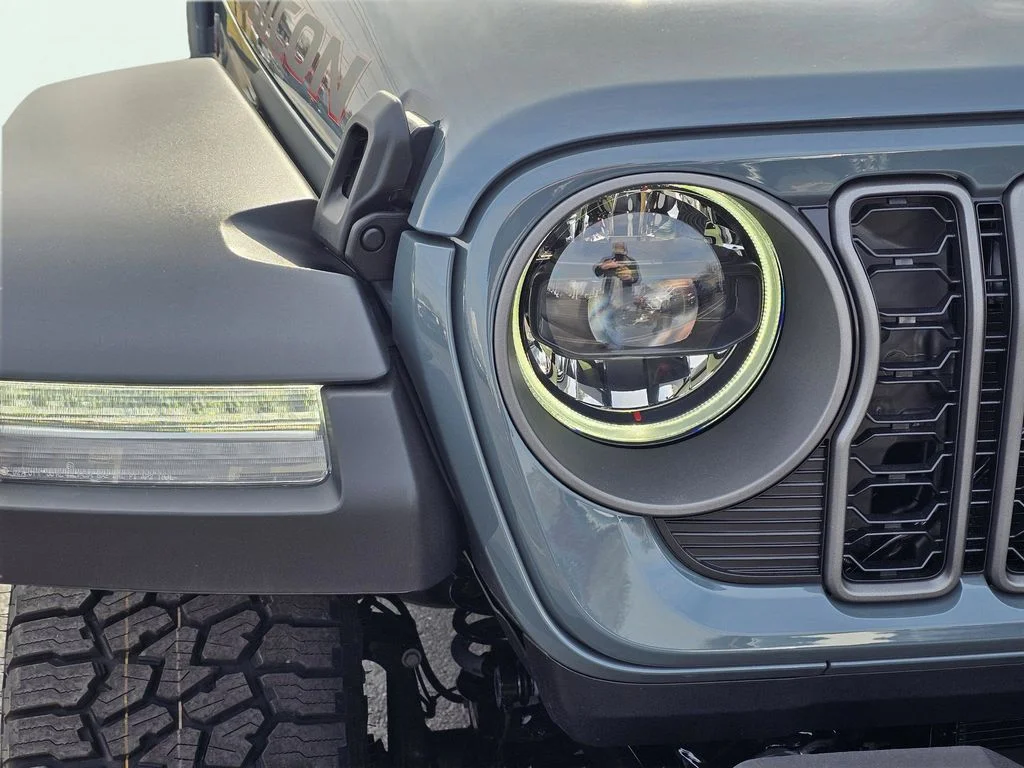 New 2026 Anvil Clear-Coat Exterior Paint Jeep Rubicon image 3