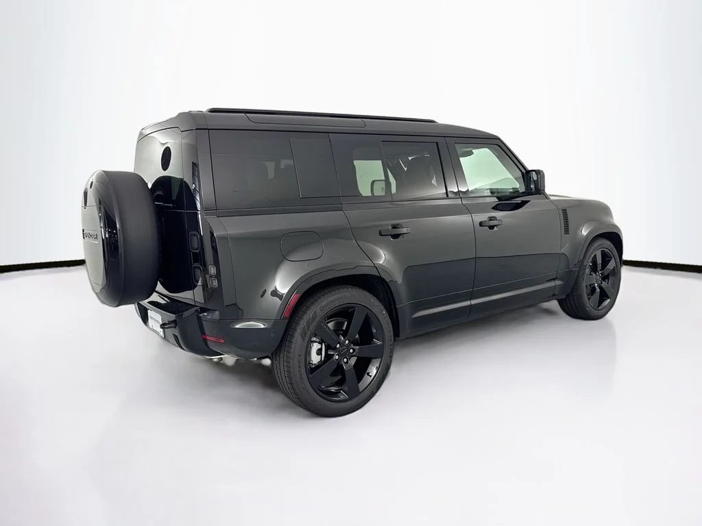 New 2026 Santorini Black Land Rover X-Dynamic SE image 5