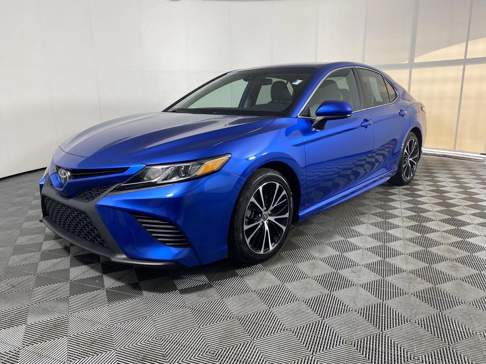 Used 2020 Blue Streak Metallic Toyota SE image 3