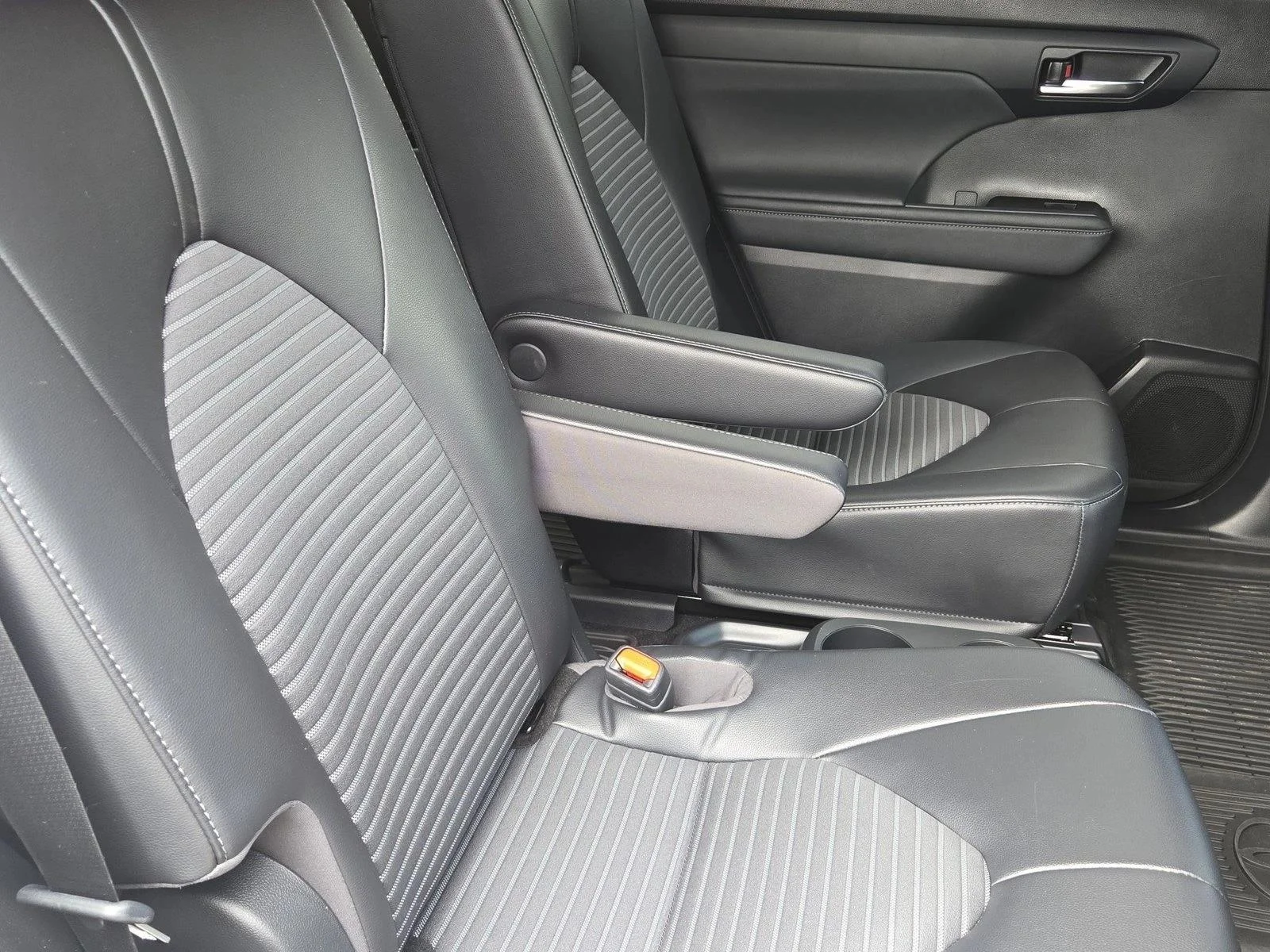 Used 2023 Wind Chill Pearl Toyota XSE image 21
