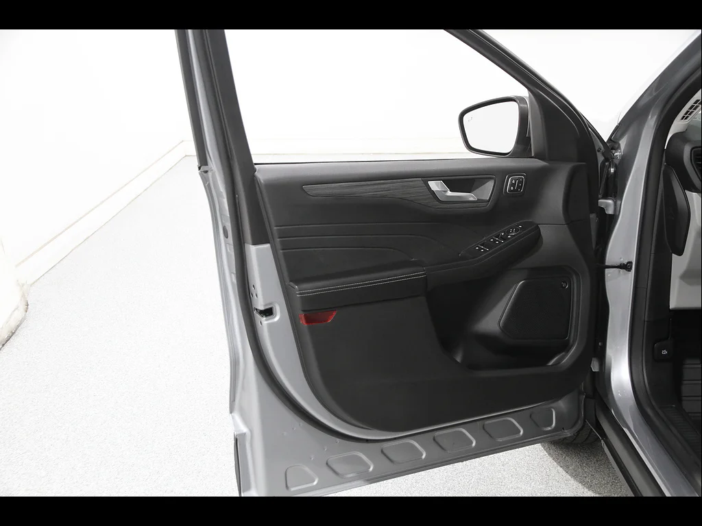 Used 2023 Iconic Silver Ford Platinum image 4