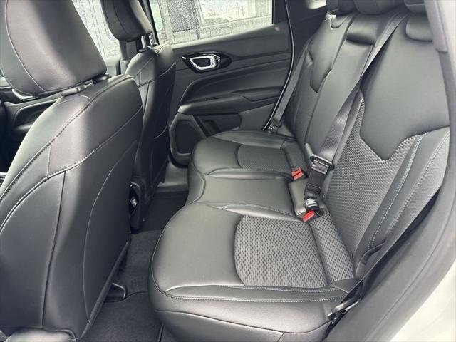 New 2026 Bright White Clearcoat Jeep Latitude image 21