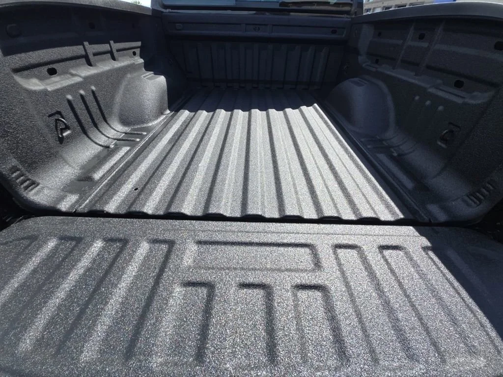 Used 2022 Black Chevrolet Z71 image 16