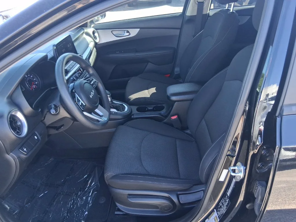 Used 2023 Black Kia LXS image 10