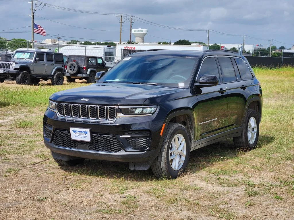 New 2026 Diamond Black Crystal Pearl-Coat Exterior Paint Jeep Laredo image 2