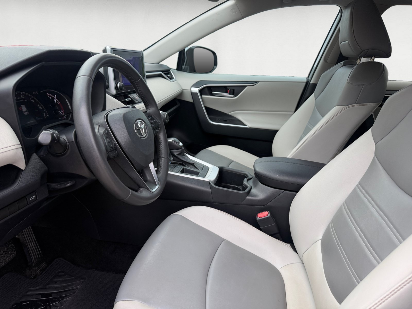 Used 2024 Silver Sky Metallic Toyota XLE Premium image 10